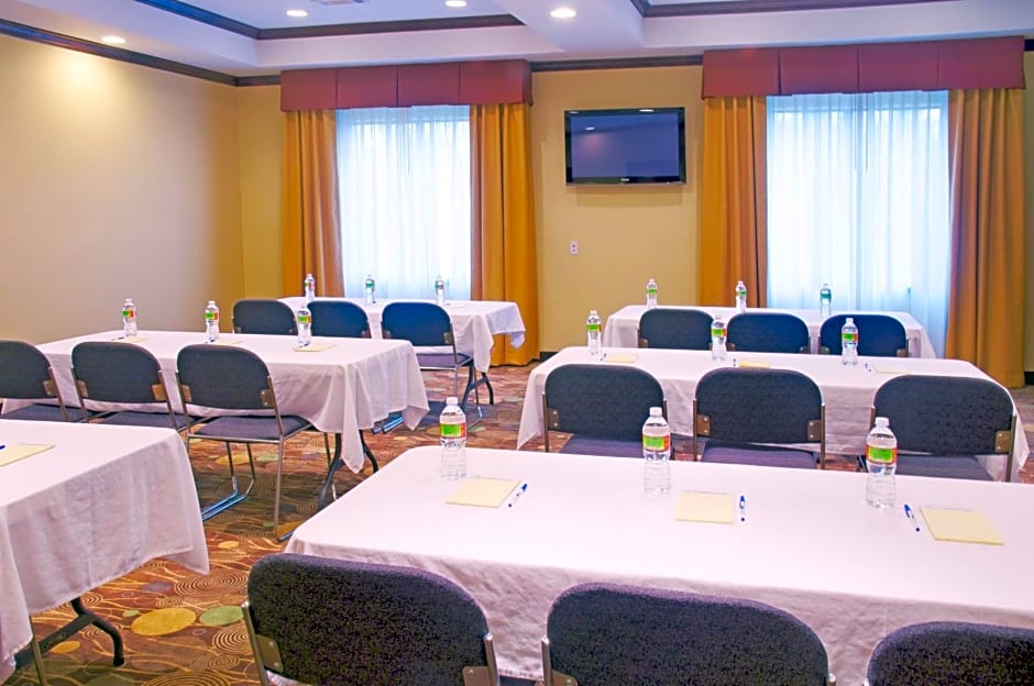 Holiday Inn Express Hotel & Suites Winnie, an IHG Hotel
