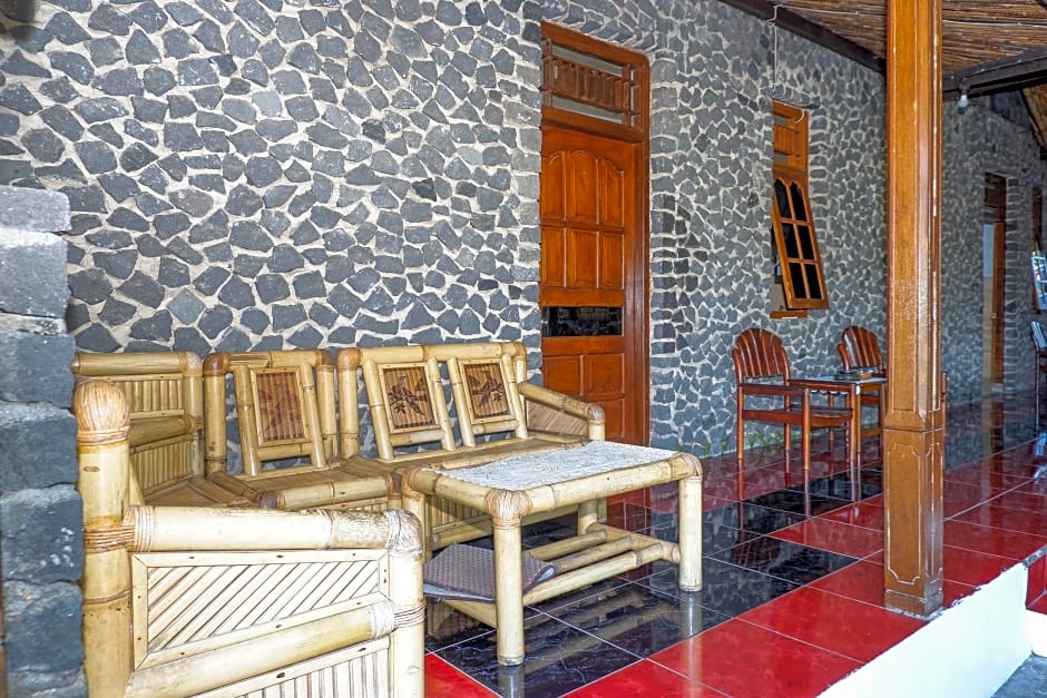 Rajasa Hotel by ZUZU