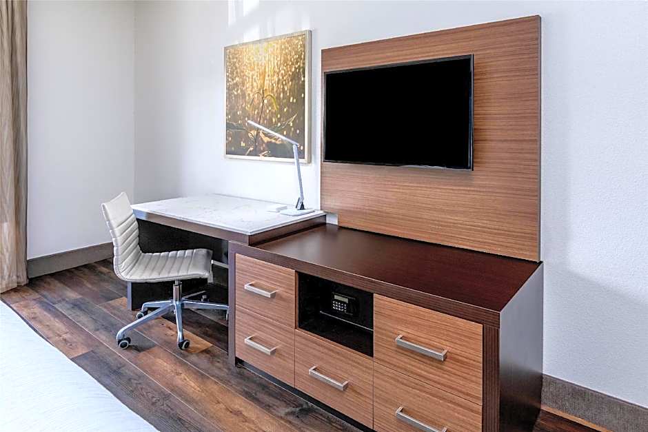 Aiden by Best Western Warm Springs Hotel and Event Center