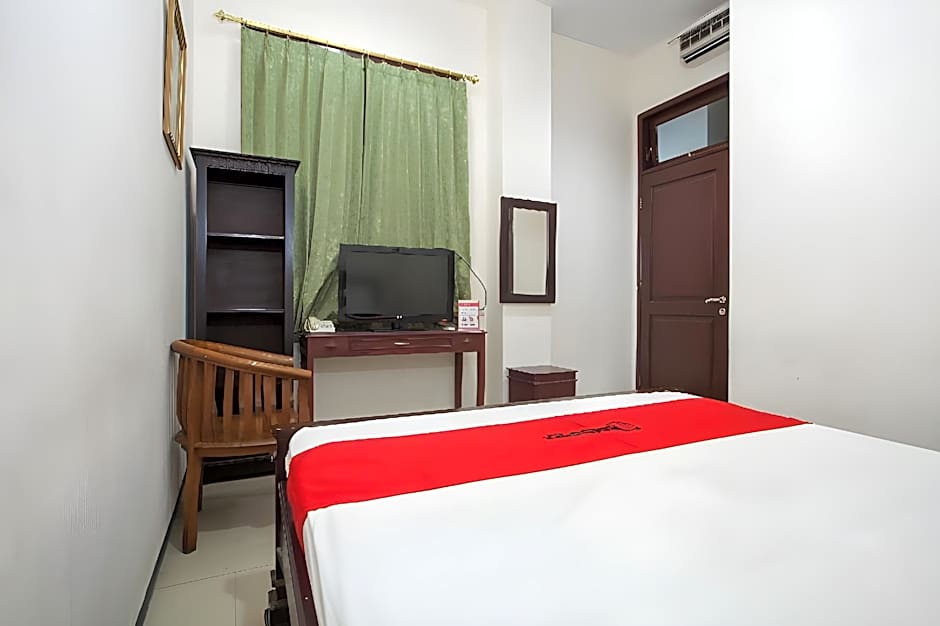 RedDoorz @ Raya Ngagel 2