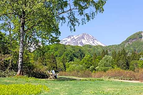 Japanese-Style Family Room with Mountain View - Non-Smoking