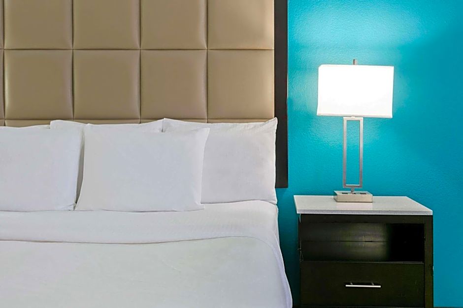 La Quinta Inn & Suites by Wyndham Paris