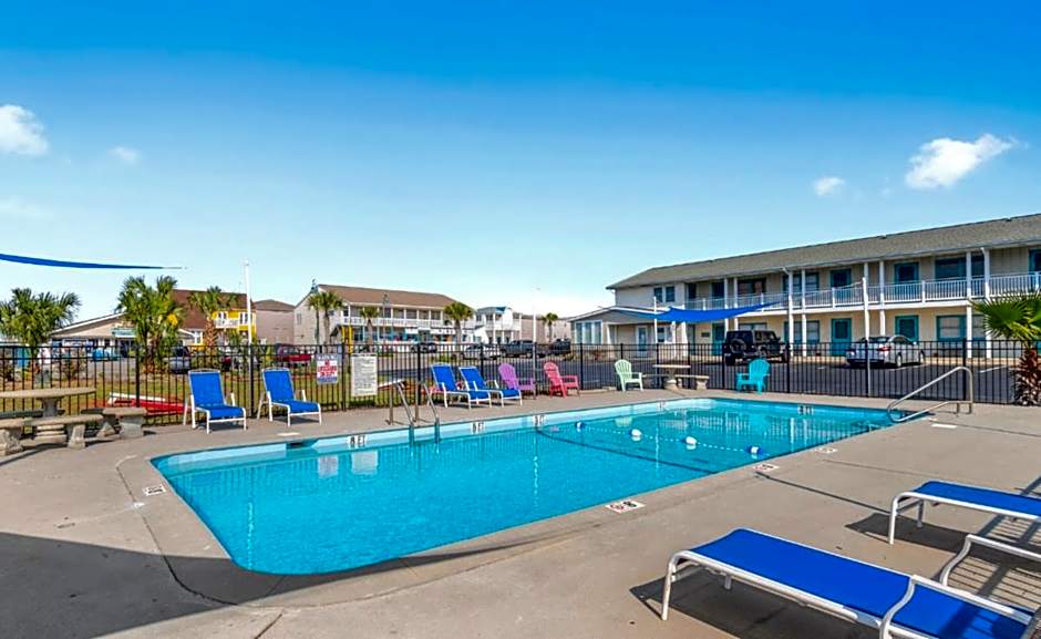 ON ISLAND Ocean View Beachy Studio in Campy 1970s Converted Motel