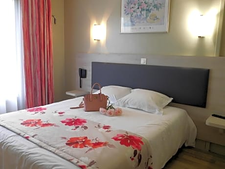 double room-comfort-ensuite with shower-garden view