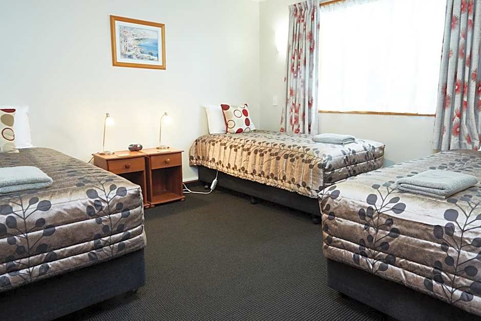 Admiral Court Motel & Apartments