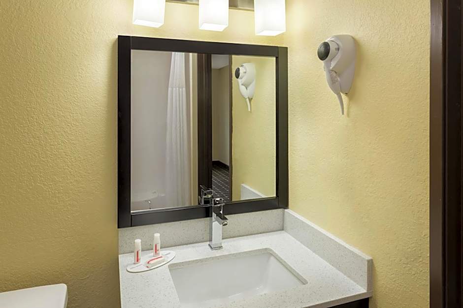 Super 8 by Wyndham Marietta