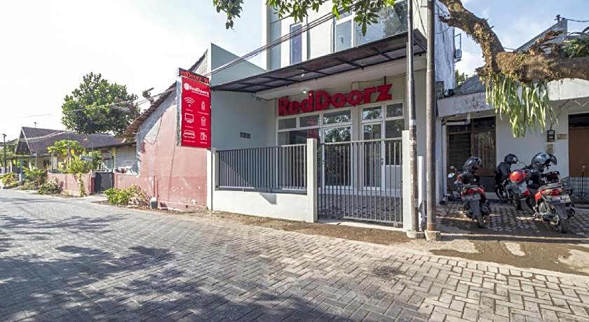 RedDoorz near Condongcatur Bus Station