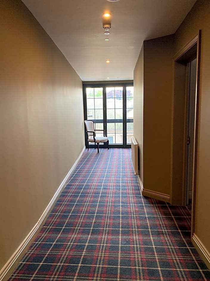 The Lounge Hotel & Bar