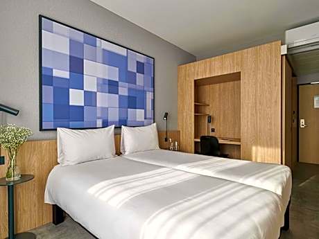 Standard Room with Two Single Beds and Balcony
