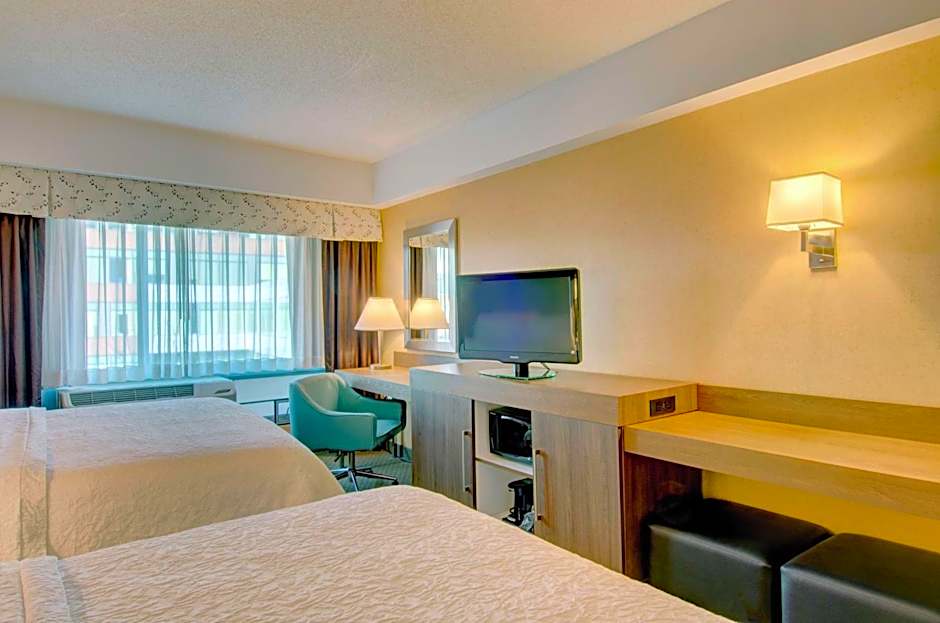 Hampton Inn By Hilton And Suites At Boston Crosstown Center