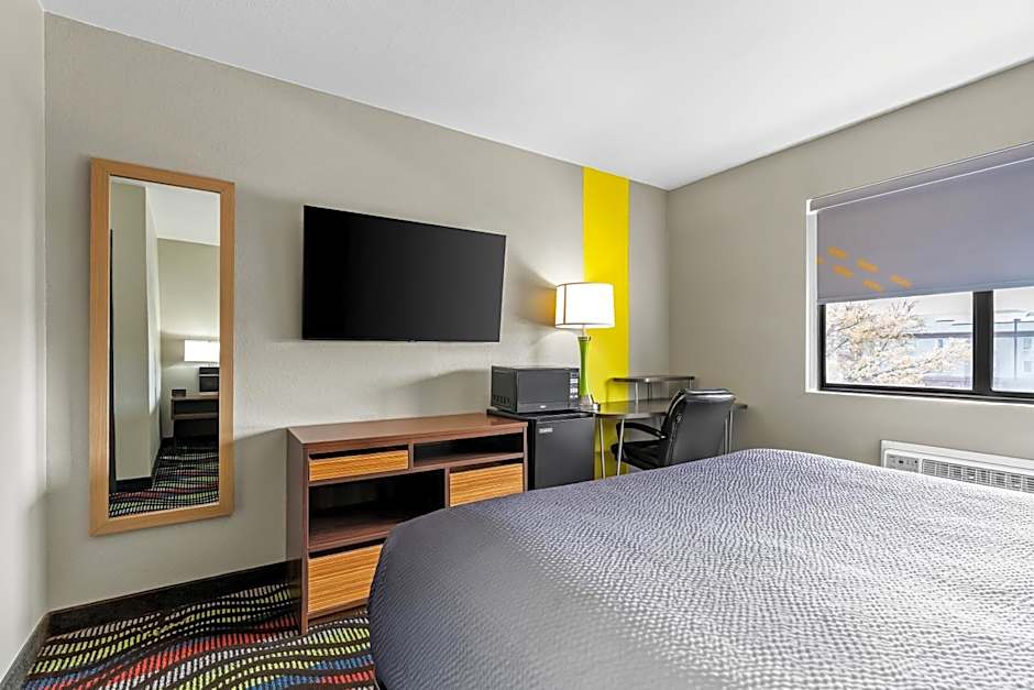 Super 8 by Wyndham Farmington