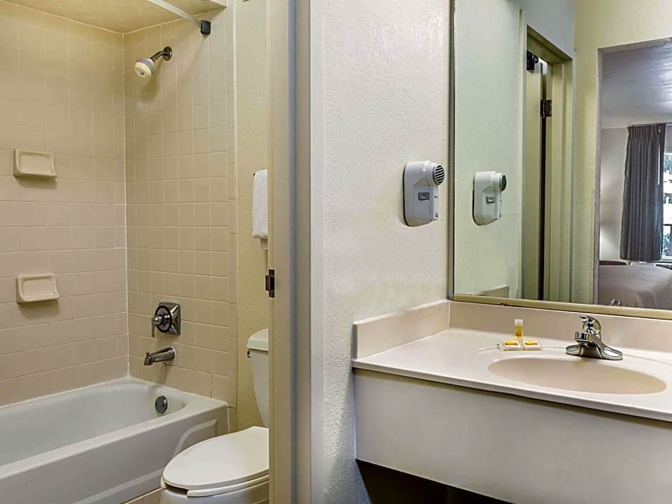 Days Inn by Wyndham Lake Park/Valdosta