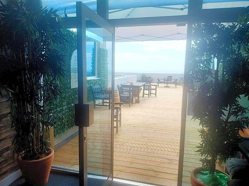 Admiralty Hotel & Restaurant