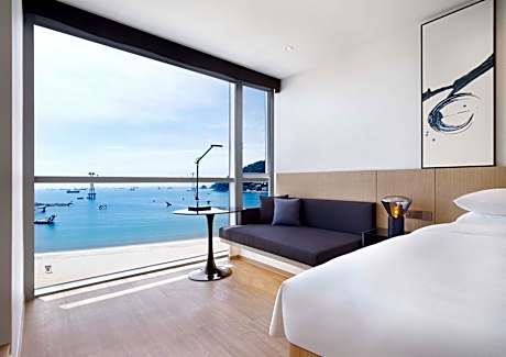 Deluxe Guest Room - High Floor, 1 King Bed, Sea view