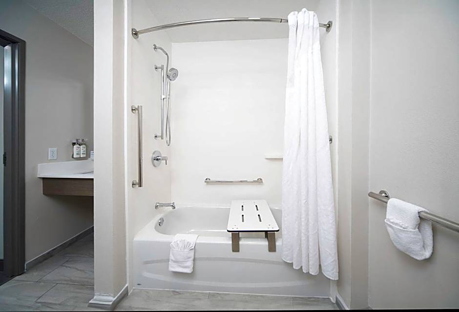 Holiday Inn Express Hotel & Suites Indianapolis - East By IHG