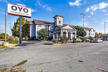 OYO Townhouse Oklahoma City Airport