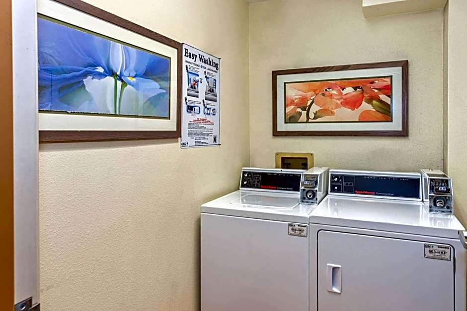 La Quinta Inn & Suites by Wyndham Milwaukee Airport / Oak Creek