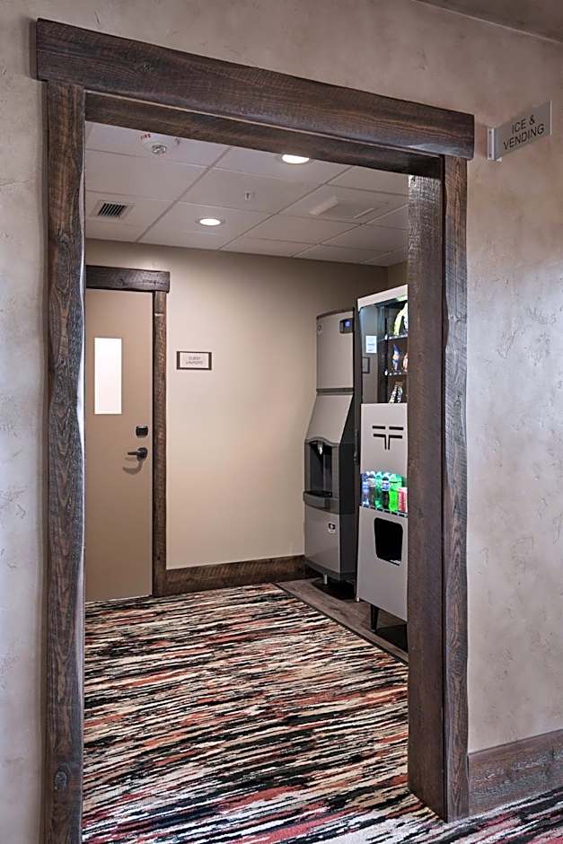 Glacier International Lodge