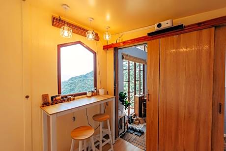 Tiny House w/Hot tub Included Breakfast & Dinner