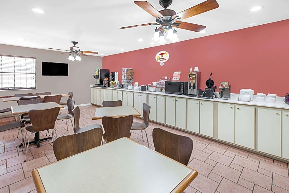 Super 8 by Wyndham Lowell/Bentonville/Rogers Area
