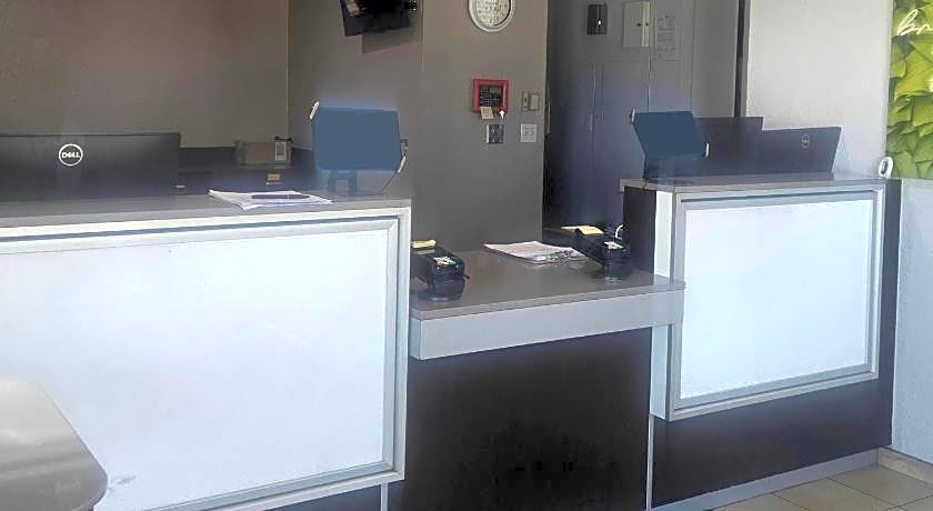 Super 8 by Wyndham Tracy