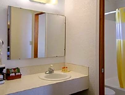 Days Inn by Wyndham Mackinaw City - Lakeview