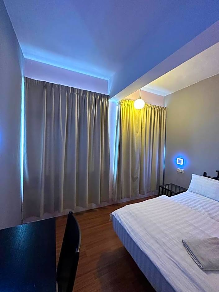 OYO 89619 De Choice Hotel