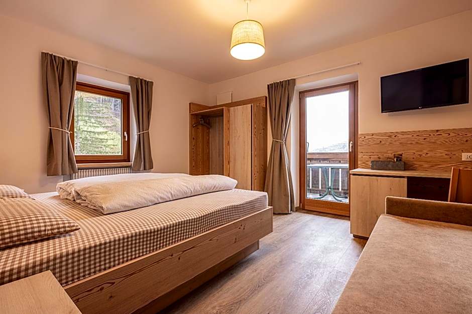 SAN PIETRO DOLOMITI Small Budget Hotel
