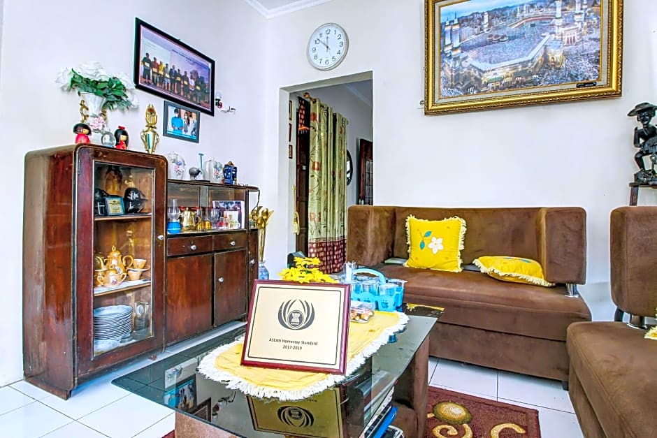 OYO HOMES 91242 Desa Wisata Cibuntu Kuningan Syariah