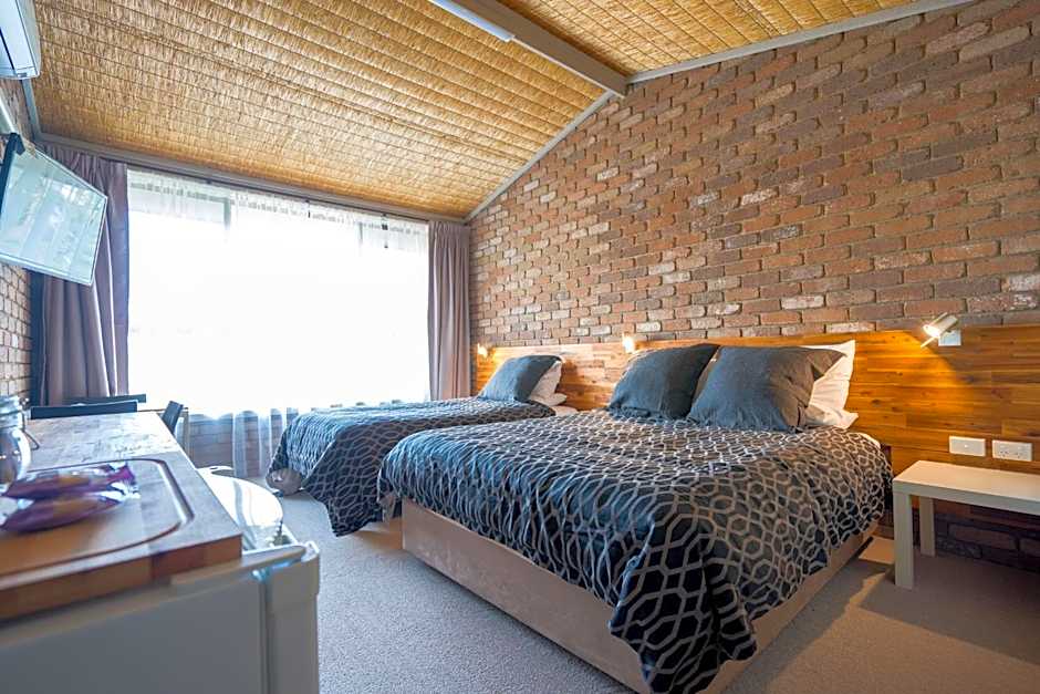 Farnham Court Motel and Restaurant