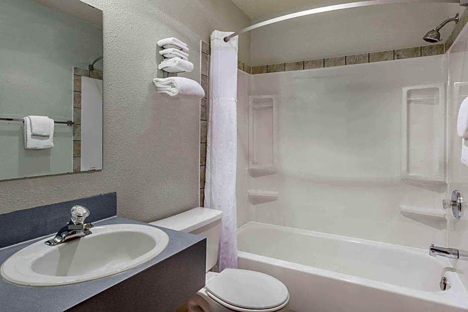 Super 8 by Wyndham Medicine Hat AB