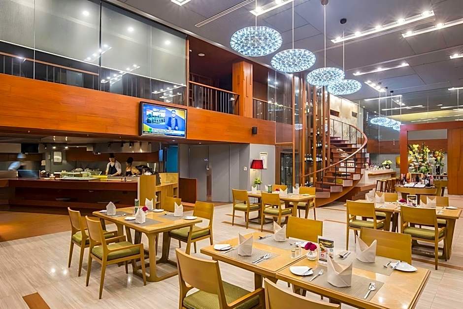 Summit Windmill Golf Suite Hotel at Suvarnabhumi