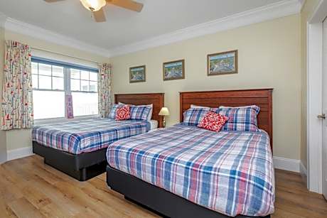 Deluxe Queen Suite