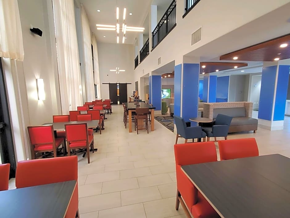 Holiday Inn Express & Suites Phoenix - Glendale Sports Dist By IHG