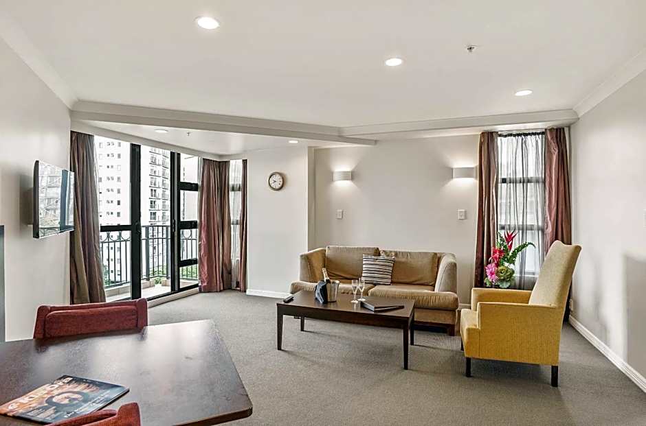 Parkside Hotel & Apartments