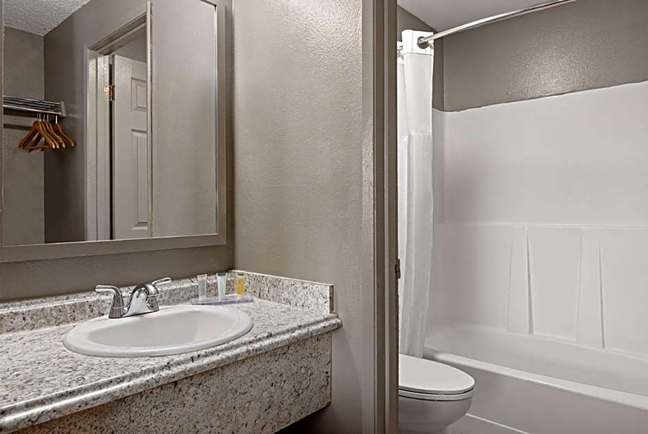 Days Inn by Wyndham Lakewood South Tacoma