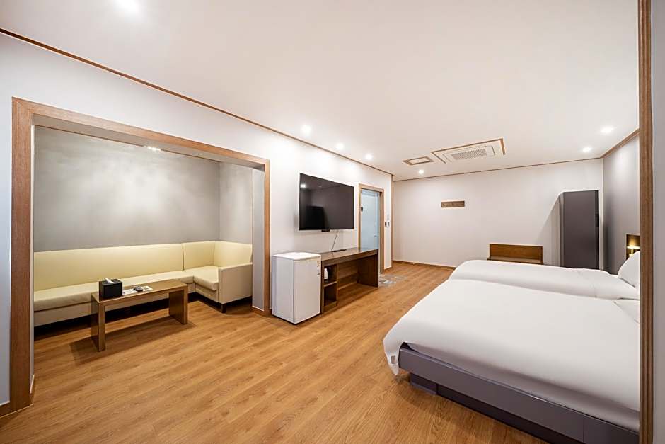 The 7 Business Hotel