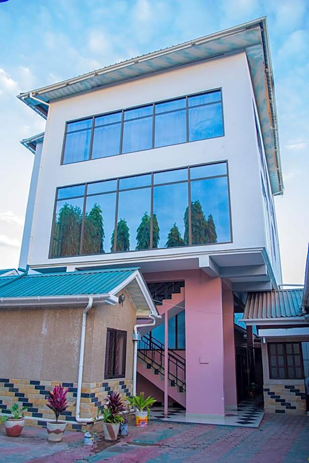 Mzunguu Safari Lodge