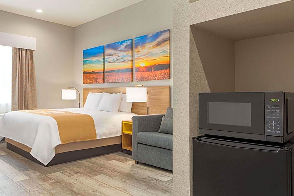 Days Inn & Suites by Wyndham Greater Tomball