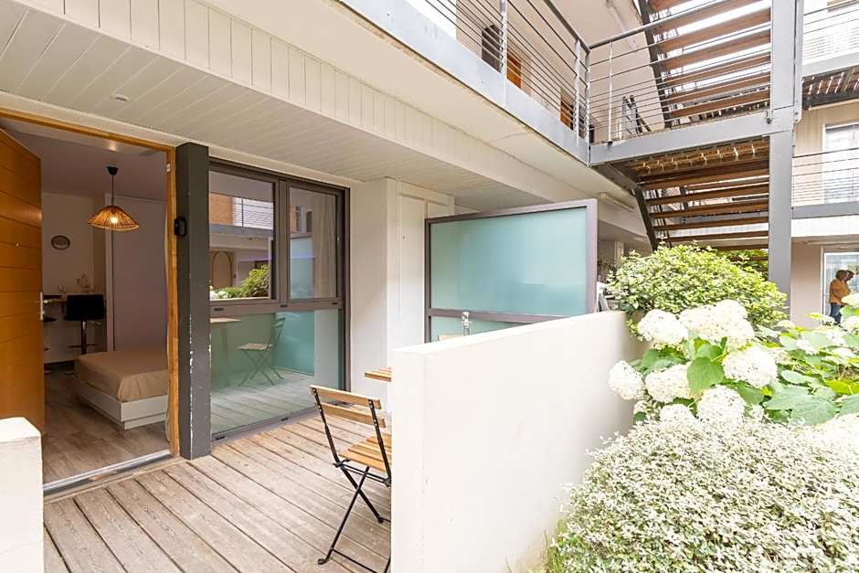 Le petit patio fleuri