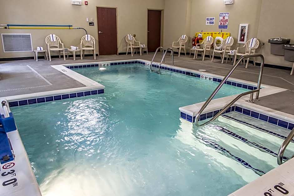 Cobblestone Hotel & Suites - Chippewa Falls