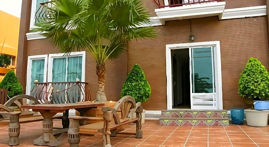 Red Balcony Hotel