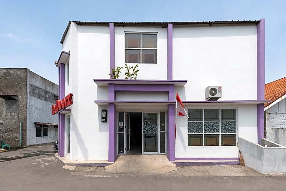 RedDoorz Plus @ Tuparev Cirebon 2.