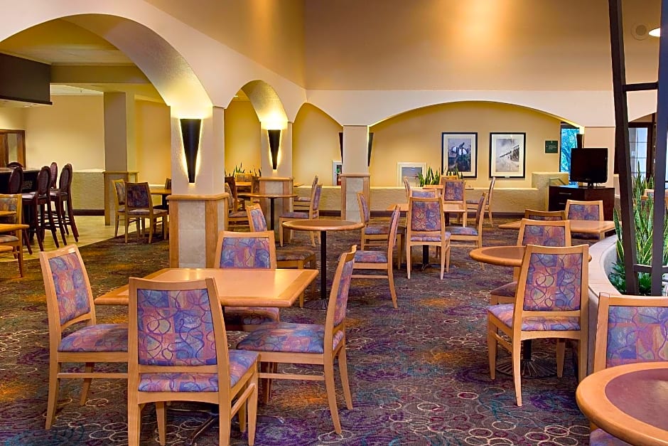 Embassy Suites by Hilton Kansas City International Airport