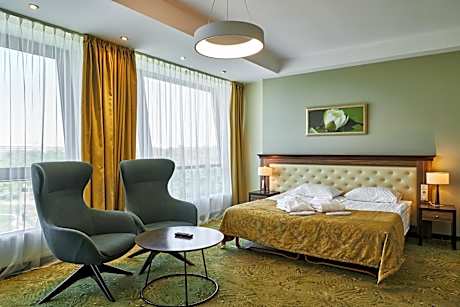 Junior Suite with Spa Access