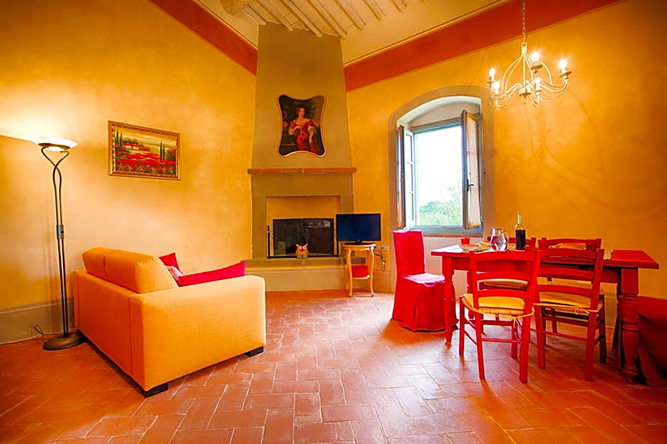 Farmhouse with swimming pool surrounded by greenery just 20 minutes from Arezzo