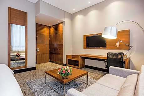 King Room with Roll-In Shower - Mobility and Hearing Accessible
