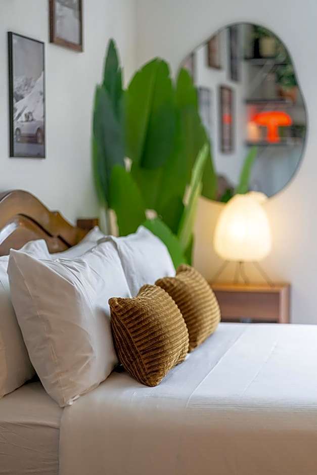 Mid Century Modern - Studio w Pool & Hot Tub