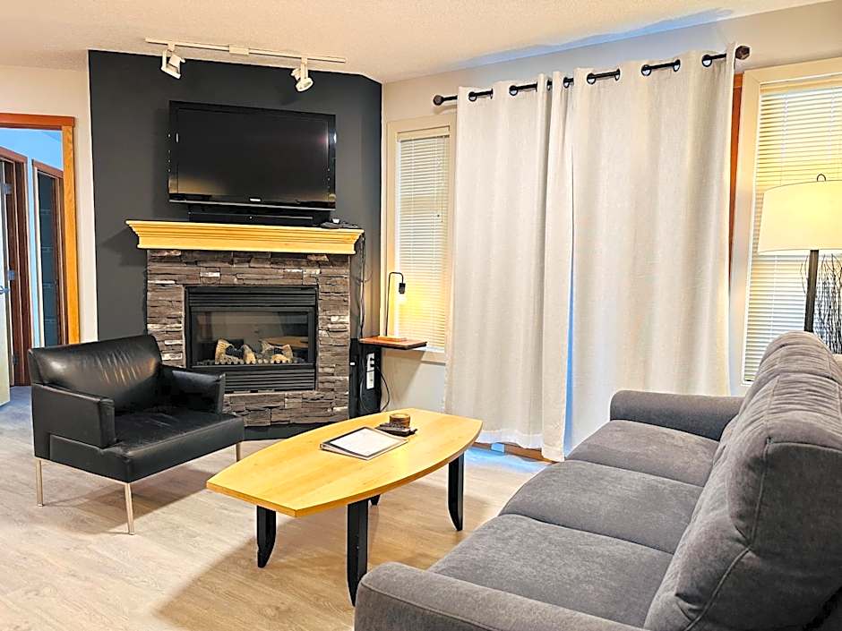 W463 Canmore 2BD 2BT, AC, MT view, Central Location