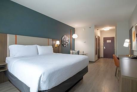 King Room with Roll In Shower - Non-Smoking